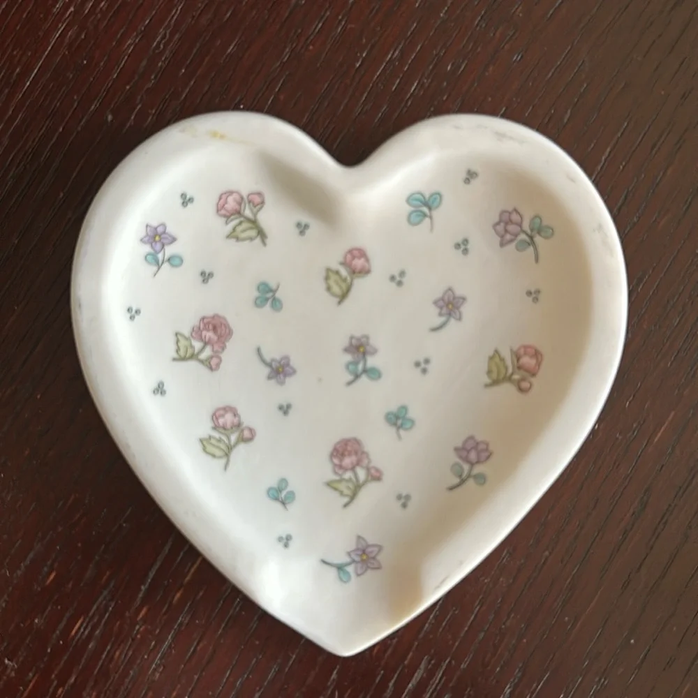 Valentine cream porcelain heart-shaped trinket dish with floral pattern
